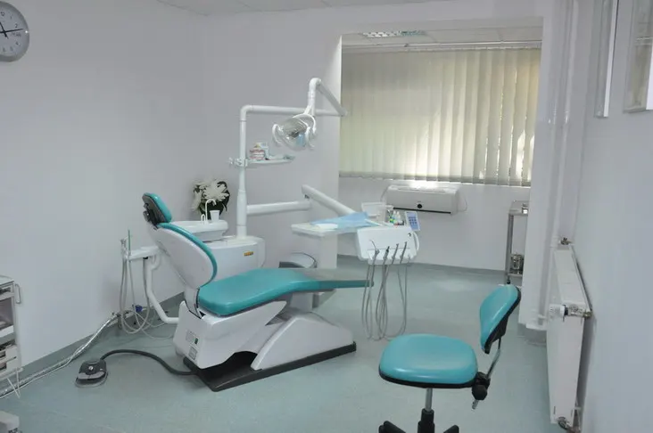 Sala de tratament DCC Stomadent, luminoasă, cu scaun turcoaz